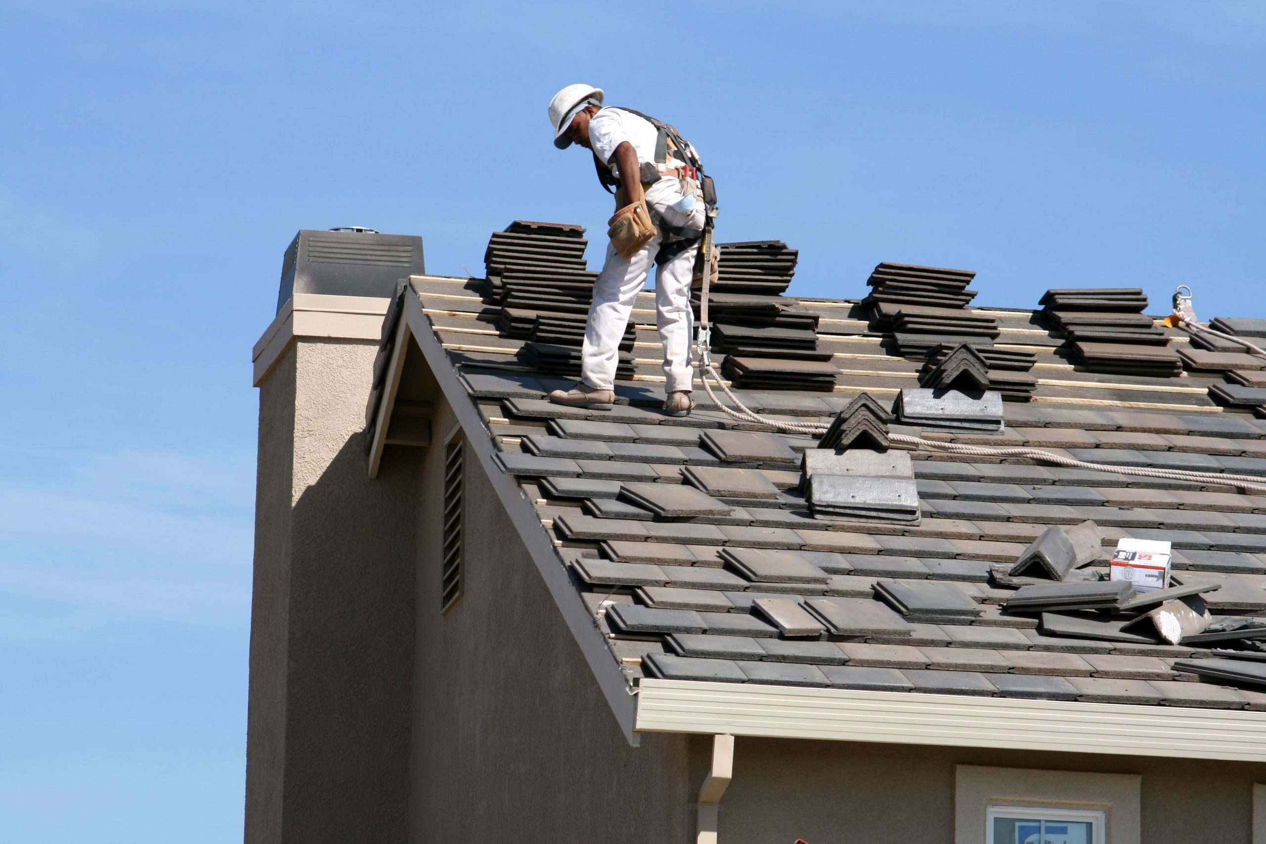 Choosing the Right Roofing Contractor: What Homeowners Must Know
